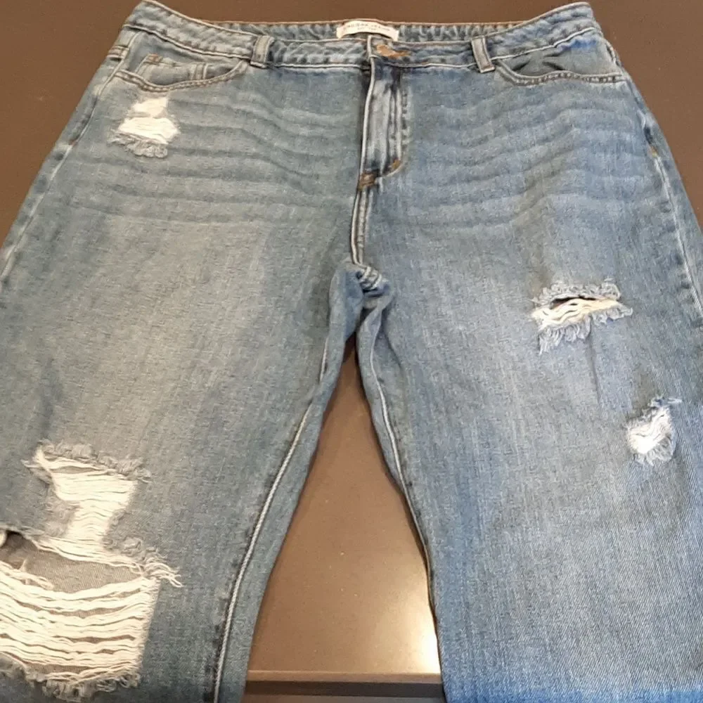 Encore Distressed Jeans Jr sz 15